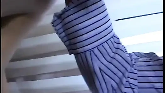 Esmer kadın yatakta yatarken sıkı amına yarak alıyor