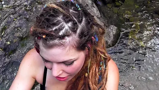 Ateşli hatunla nehir kenarında harika sikiş