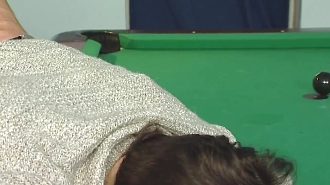 Masa de biliard futând o curvă matură care picură udă
