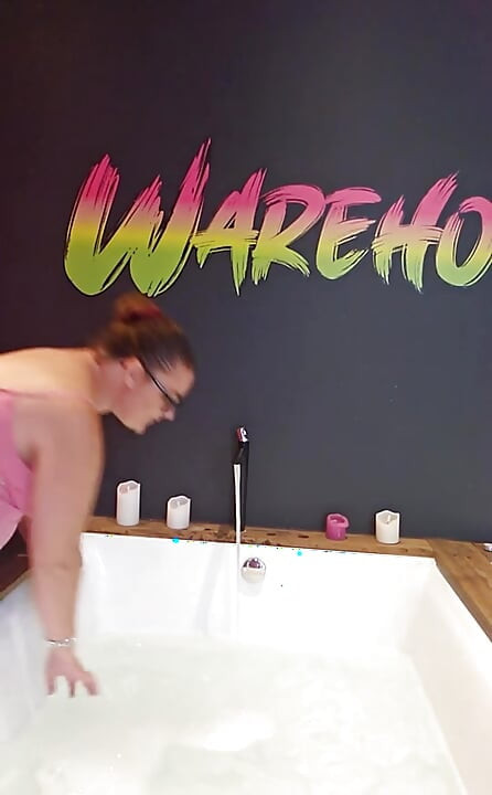 spust dołącz do mnie w wannie w Warehouse-X! Mam zabawki! Przyprowadzę mój tyłek, jeśli cię przyprowadzisz