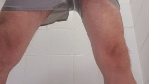 Il maestro Ramon fa una doccia e piscia nei suoi sexy pantaloncini di raso