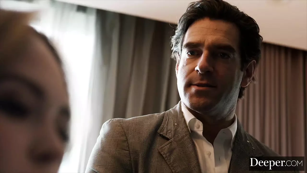 更深。第一次做爱的辣妹Lilly不得不乞求他的大黑屌