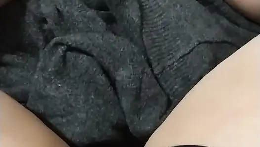 Tombul kadın yüksek sesle titreşerek orgazm oluyor