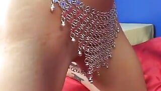 Sexy latina met tatoeages krijgt sperma op haar gezicht