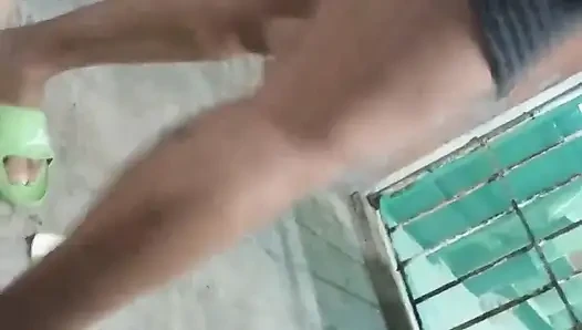 Di halaman. Mungkinkah tetangga melihatku?