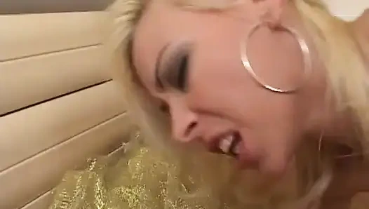 Nikky Blond sikiliyor