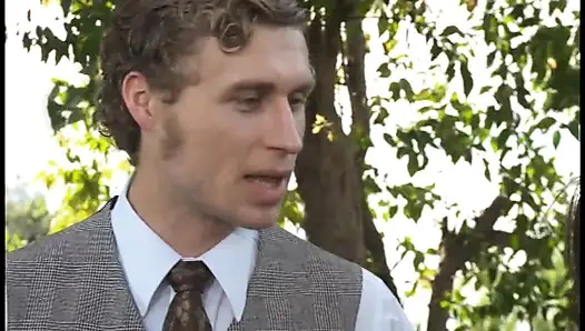 Шлюховатую милфу-блондинку трахнули на улице и камшот на киску от большого члена