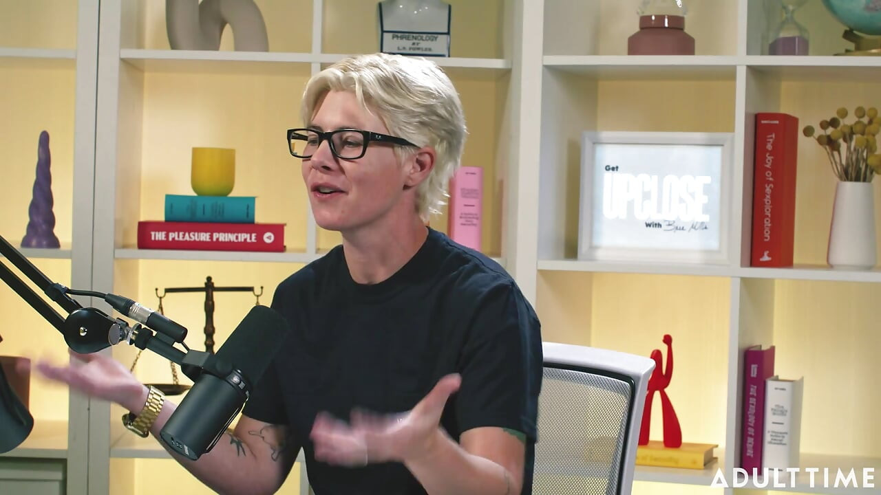 카메라와 붉은 깃발에 시오후키하는 Khloe Kingsley | 성인 시간 팟 캐스트