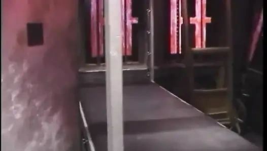 Harika vücutlu deri elbiseli ateşli dominatrix bir adamı kıskaçla sikiyor