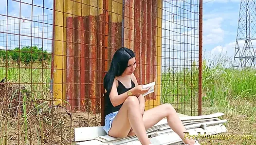 Sexy Brünette, Die Sich Bemüht, Draußen Ihre Blase Zu Leeren, Dann Schnell Neben Einem Haus in Bau
