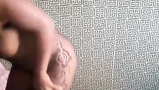 Wanita ini berujung timun sambil menunggu kedatangan suaminya.
