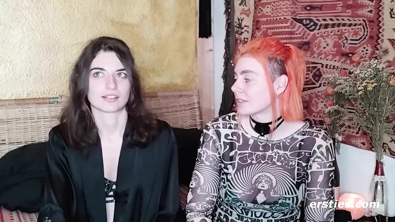 Ersties - verwaande meiden Zora en Desiree houden van hete was en bdsm