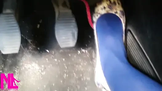 Mengemudi cepat di Flat Balet Berbunga