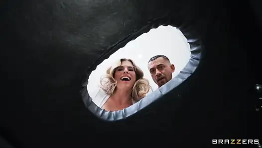 Brazzers - получает массаж и доит анальная милфа