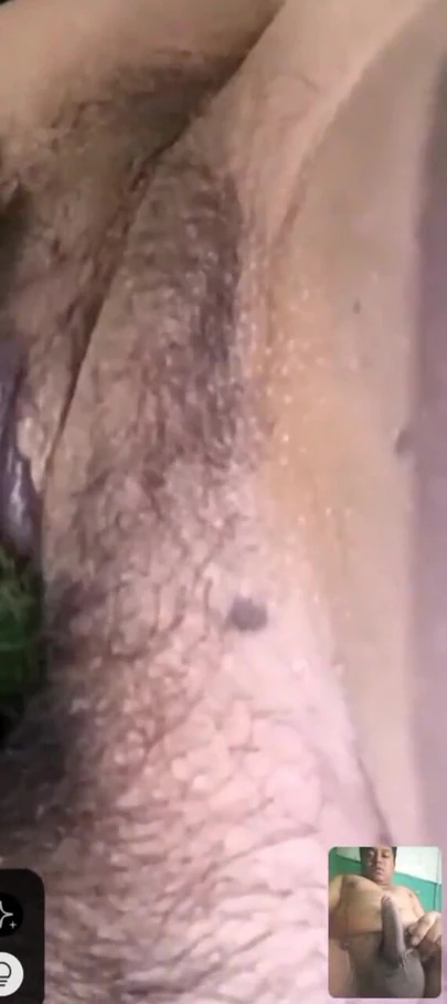 Nezapomenutelný okamžik z "Další žhavý videohovor od mé chlupaté nevlastní sestry, která si dává okurku do kundičky"