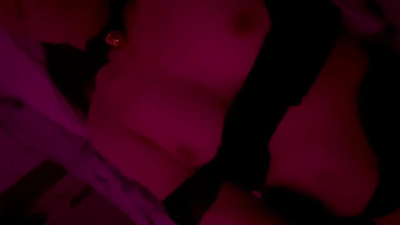 Справжній інтимний момент пари під червоними вогнями