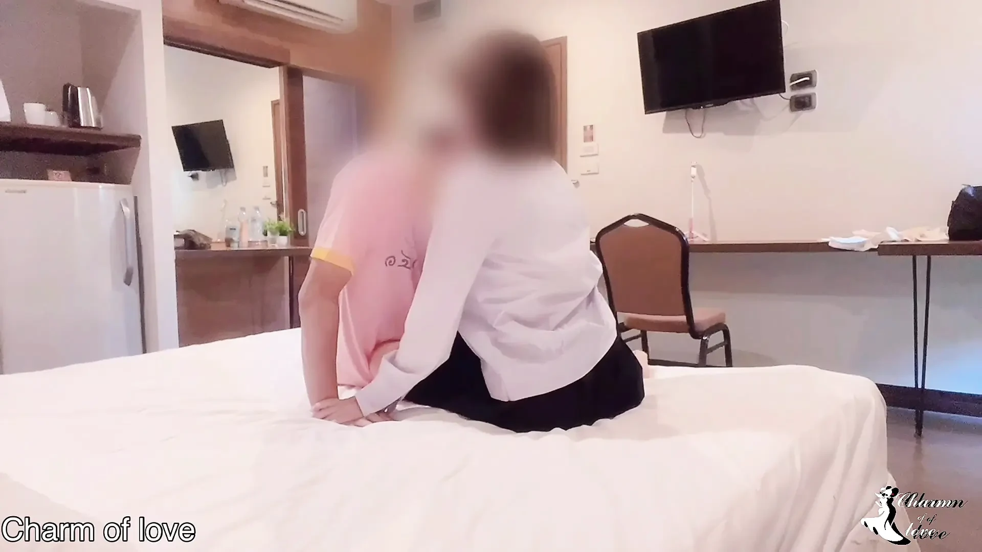 泰国一家酒店里的一个漂亮女人和一个年轻人。
