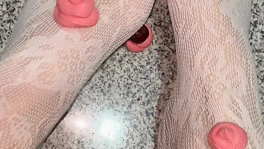 Aku lagi asik mainin memeknya pakai stoking putih sampai dicrot di dalam