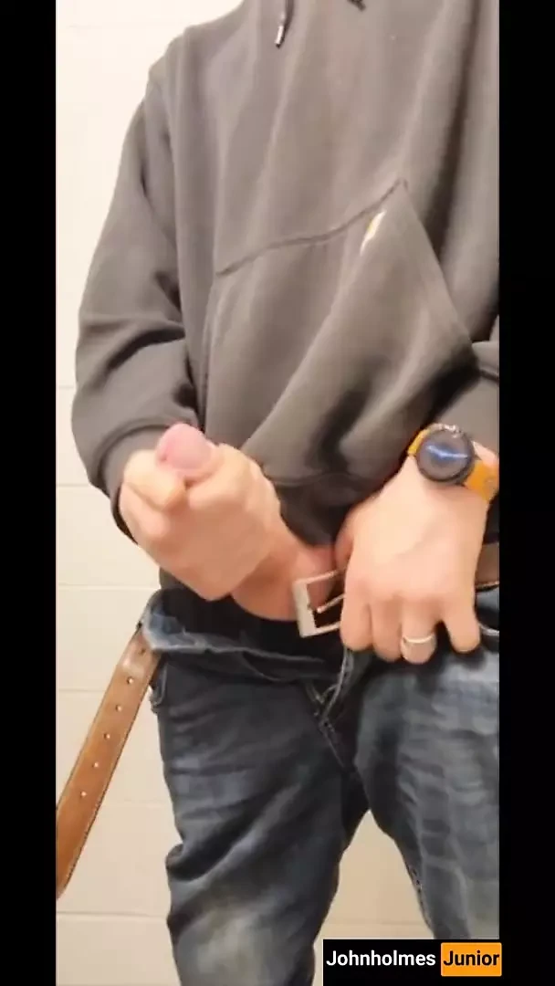 Johnholmesjunior dispara una enorme corrida masiva después del trabajo en cámara lenta