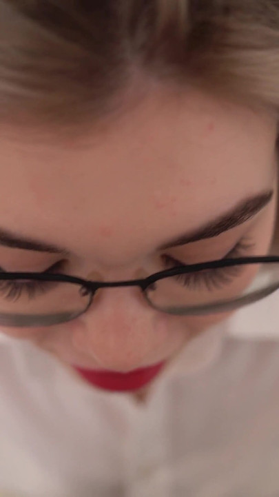 Klíčový okamžik od "Student ošukal učitele na stole - 4K POV"