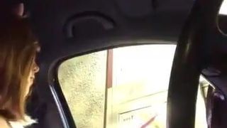 Sissy tempe dokucza kutasom w okienku samochodowym