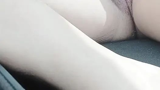 Трахаю пальцами сексуальную Curlisita в машине (тугая киска в видео от первого лица)