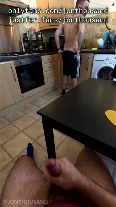 Str8 genç kız oda arkadaşının önünde boşalıyor