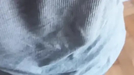 Rekaman seks asli istri nakal ini lagi asik nyepong kontol besar sambil berlutut di mulut