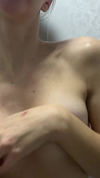 seksi devojka zadirkuje golo telo u kupatilu