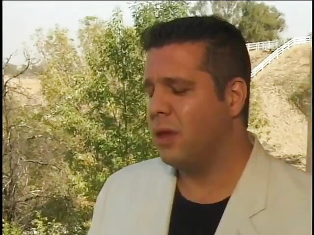 Πανέμορφη Cuttie ανοίγει τα πόδια της και γλείφει και χτυπάει το υγρό μουνί της