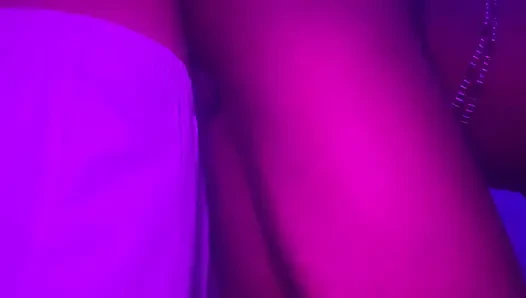 Ateşli minyon zenci genç kremsi amcık büyük zenci yarağı tarafından zenciyle sikiliyor duştan çıktığında klitorisinin fiddlinge karşı koyamadı bakış açısı