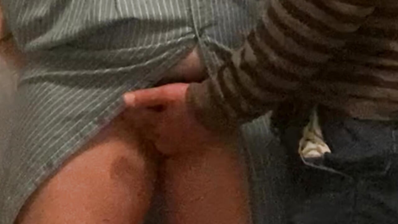 Puta se masturba en el metro