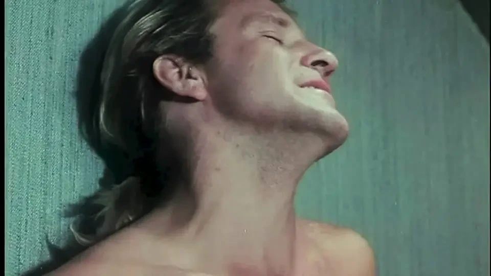 这个大胸红发女孩吞噬着阴茎