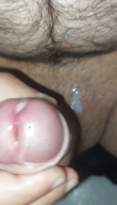 Daddy geeft me een handjob in de badkamer