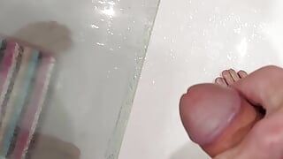 La massiccia sborrata in doccia con un grosso cazzo