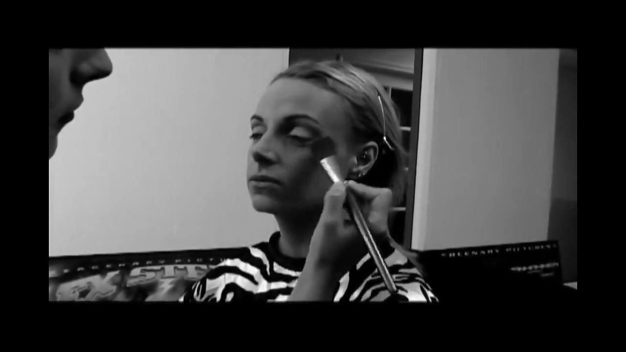 Nikki Hilton: "Moje prvo iskustvo s 2 pastuha "