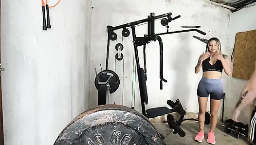 Der große Hintern im Fitnessstudio