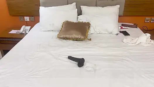 Ich kam nach hause, ich wurde geil und ich masturbiere mich selbst