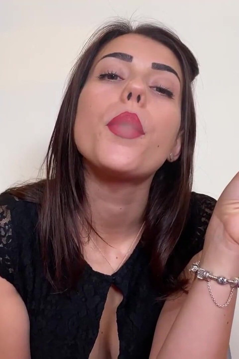Seksi Petra mnogo voli da puši svoje ciggarete