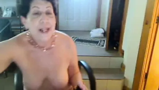 Old butt slut enjoys singing on cam - negrofloripa