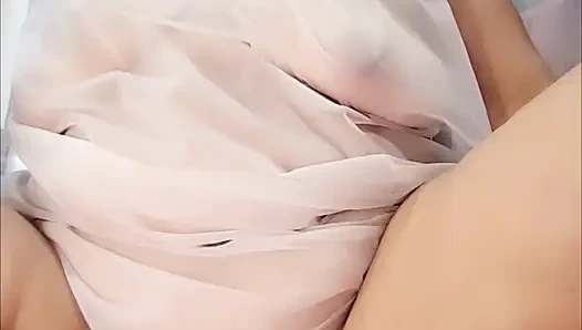 Aku lagi asik masturbasi pakai gaun malamku yang tembus pandang