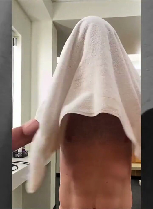 Secar el vestuario después de mi ducha posterior al entrenamiento