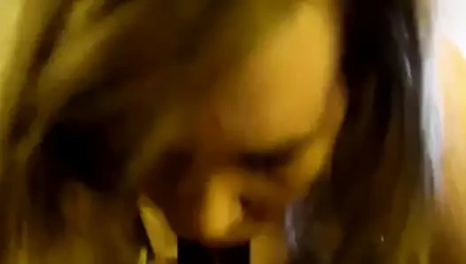 Interracila делает минет в любительском видео.Avi