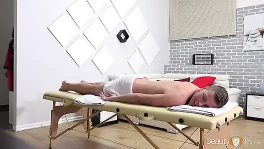 Mein sexerlebnis mit einem heißen massagesalon-mädchen