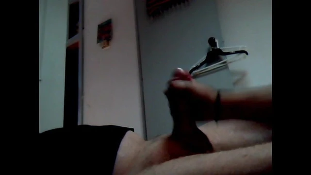 Macho me masturba la verga