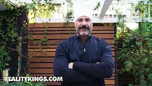 Reality kings - selebriti chef stella luxx udah nggak tahan sama lawannya saat lagi masak vegan vs carnivore