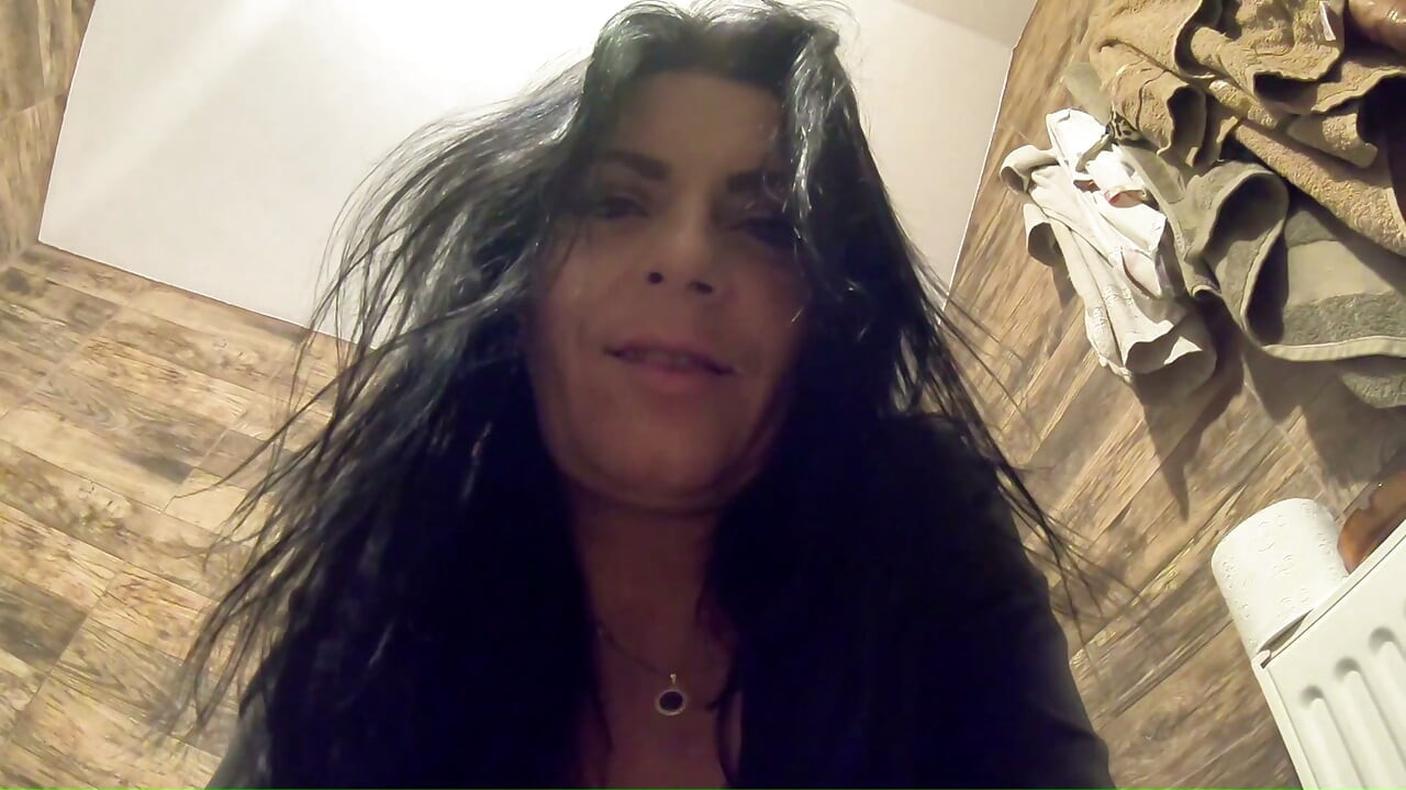 Dominante MILF plasfetisj JOI. Dildo zuigen, masturberen en plassen op de wc