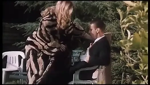 Fabulous babe gets her hairy twat nailed outdoors