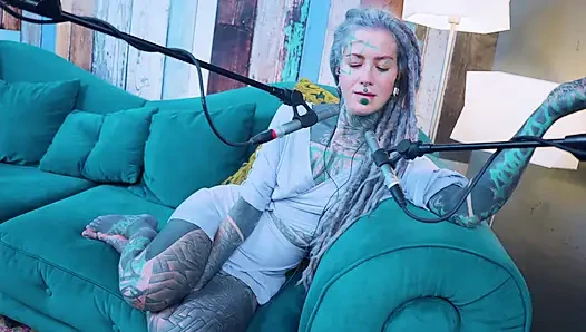 Aku lagi ngomongin tentang p - passion - asmr podcast sfw lagi ngobrol sama model bertato rambut gimbal gotik