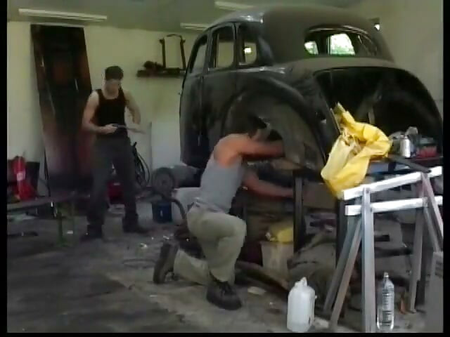 Glorious blonde comes to car service station for double penetration